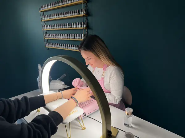 Magda przy stanowisku pracy w House of Beauty