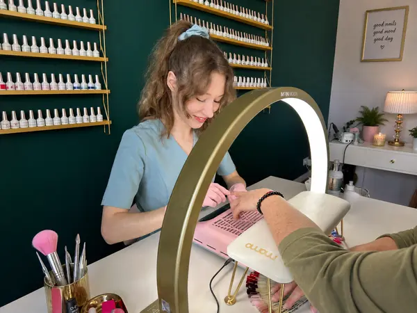 Martyna Smolczewska przy stanowisku pracy